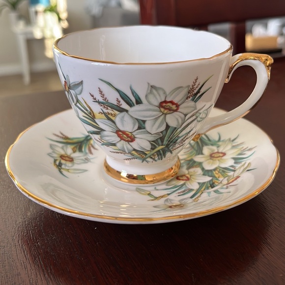 Elegant Floral Teacup and Saucer Set - Picture 9 of 9